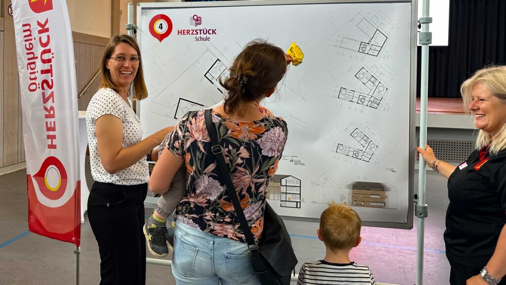 Alice Botzian und Alexandra Engelmann erläutern den Entwurf für den Ganztagesbereich der Grundschule